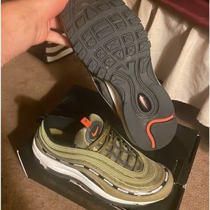 Worn a couple times comes with box , but the box is ripped a lil, size ten